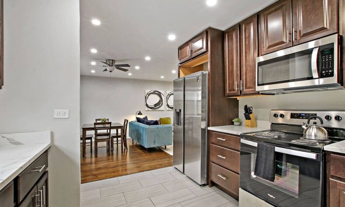 Rogers Park Apartment | Roomy & Stylish 2BR Apt in Rogers Park