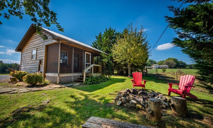 Fort Payne Cabin | ROOSTERS REST w/Hot Tub - Mountain Farm Getaway!