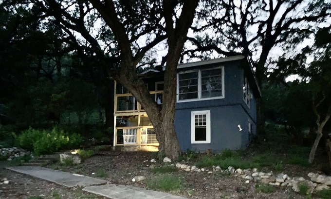 New Braunfels Cabin | ROOSTERS RETREAT CABIN #2-A ON RIVER ROAD NEW BRAUNFELS TEXAS SLEEPS 11