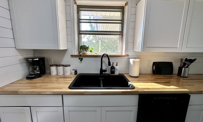 Hollins House | Roost’n Roanoke: pet friendly, fenced yard, 5-min to airport
