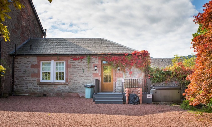 Arden Cottage | Rose Cottage (Auchendennan) - sleeps 4 guests in 2 bedrooms