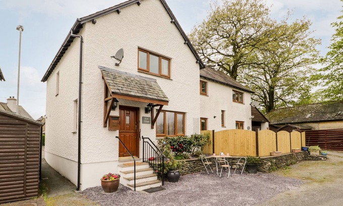 Kendal Cottage | ROSE COTTAGE, family friendly, with a garden in Burneside