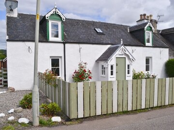 East Lewiston Cottage | Rose Cottage in Drumnadrochit