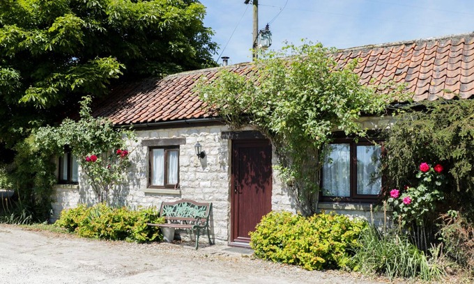 Scawton Cottage | ROSE COTTAGE, pet friendly, with open fire in Kirkbymoorside