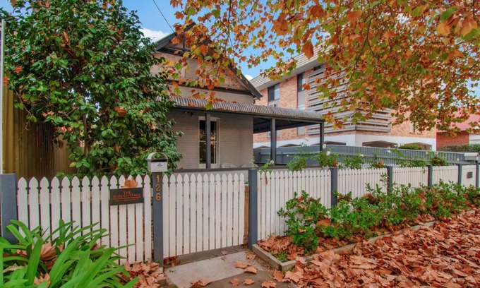 Wagga Wagga House | Rose Cottage - Stroll to CBD, Leafy Setting