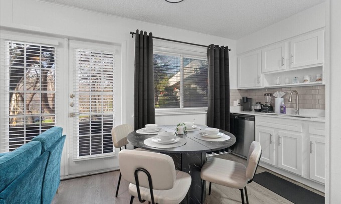 West Campus Apartment | Rose Game Suite | Walk to UT & Near DTX | Sleeps 6