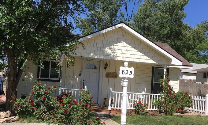 Montrose Cottage | Rose Haven Cottage is a small comfortable home. In the heart of Montrose.