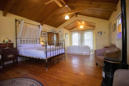 Golden Point House | Rose Petal Cottage Quaint Studio In Ballarat