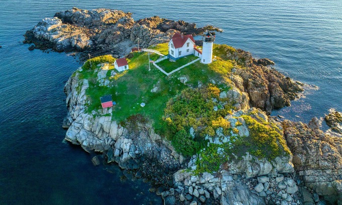 York Beach Cottage | ROSE STAR COTTAGE at NUBBLE LIGHT