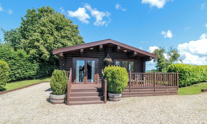 Carlton-in-Cleveland Cottage | ROSEBERRY LODGE 3, family friendly, with hot tub in Stokesley