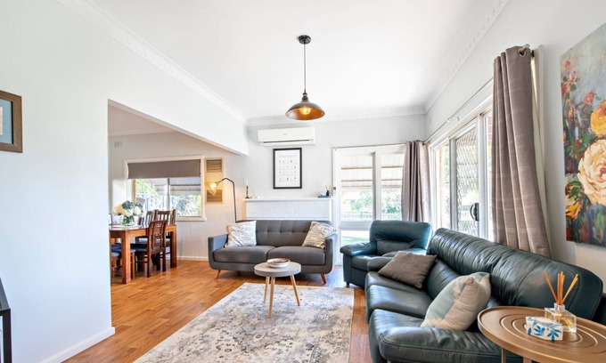 Dubbo House | Rosewood Cottage - Stroll to Central, Cosy Escape