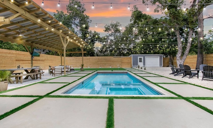 Fredericksburg House | Rosewood Haus |Fun & Cute 4/3 | Full Kitchen | Heated Pool & Hot Tub | Fire-pit + more