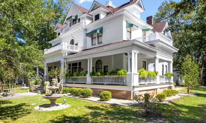 Hattiesburg Bed & Breakfast | Ross Mansion Bed & Breakfast and Events