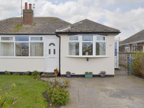 Thornton-Cleveleys House | Rossall Beach Cottage