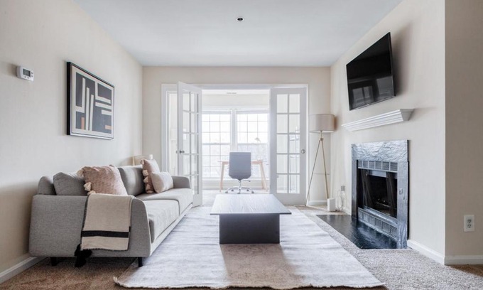 Rosslyn Apartment | Rosslyn 2BR w WD Gym Pool 10 min to Metro WDC-358
