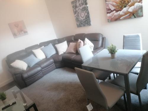 Stoke-on-Trent House | Rossy Home of Relaxations