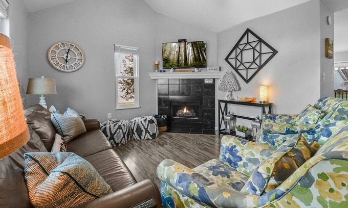 Pigeon Forge House | Rotties' Retreat: Pet Friendly, Free Attraction Tickets, Jacuzzi Tub & In PF