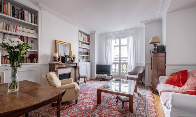 Neuilly-sur-Seine Apartment | Rouge Melody, by Veeve