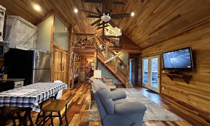 Leitchfield Cabin | Rough River Lake Vacation Rentals Fernwood Cabin, hot tub