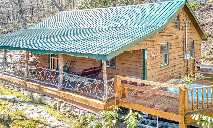 Maggie Valley Cabin | Roughin' it - Secluded, Rustic 2 Bedroom/1 Bath Mountain Cabin with Hot Tub