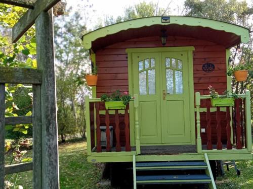 Chantenay-Villedieu House | Roulotte bucolique en bois avec terrasse, Vallée de la Sarthe - FR-1-410-188