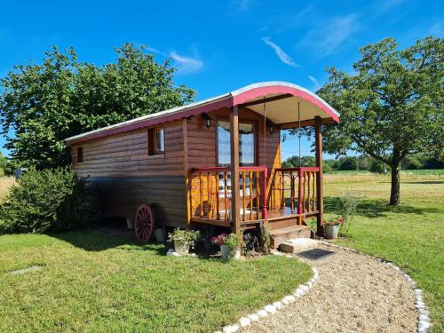 Bonnee Bed & Breakfast | Roulotte Esméralda: Séjour insolite au cœur de la nature, climatisée, parking privé, prêt de vélos - FR-1-590-502