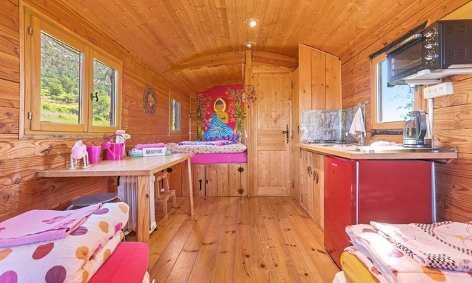 Bargeme Apartment | Roulotte Ferme St Pierre with Private Garden