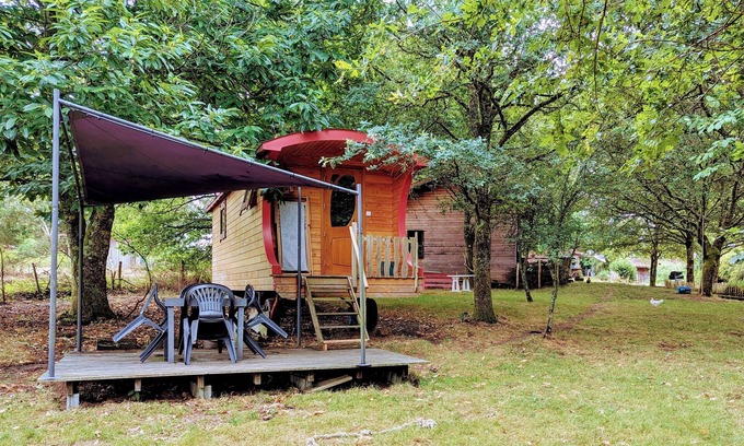 Saint-Pardoux Cabin | Roulotte La Vert-Dîne in the heart of nature, 5 minutes from St Pardoux lake.