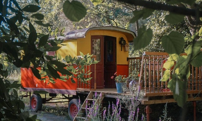 Roynac Cabin | ROULOTTE TZIGANE DROME, AU BORD DU RUISSEAU Ideal for a quiet weekend break