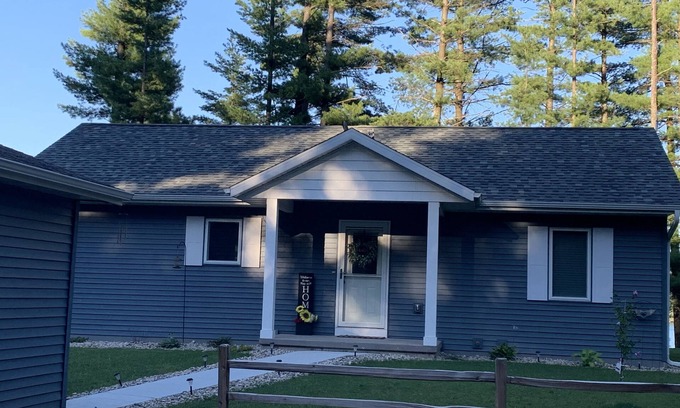 Wild Rose Cottage | Round Lake -Full Recreation lake Cottage