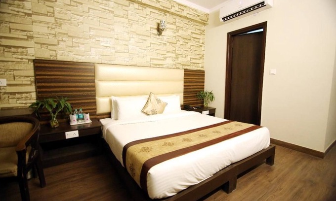 Delhi Hotel | Rousha Inn