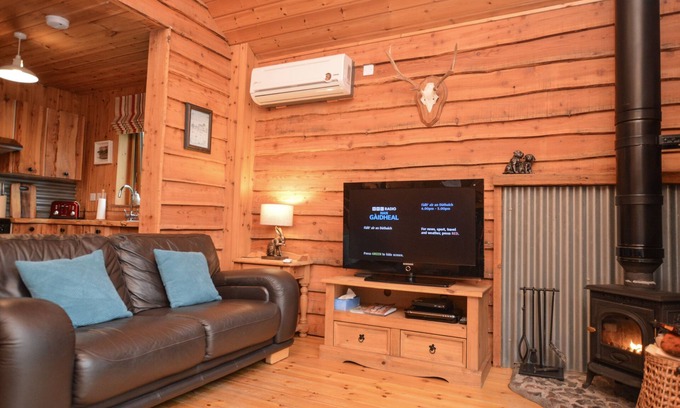 Taynuilt Ski Chalet | Rowan Log Cabin - stylish & welcoming, private hot tub
