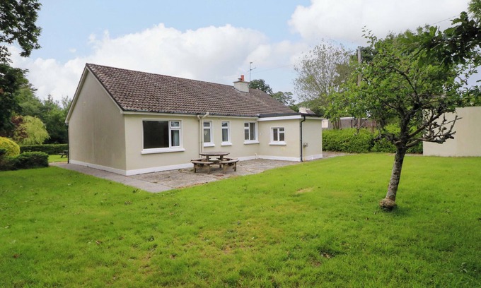 Killarney Cottage | ROWANTREE, family friendly, with open fire in Beaufort, County Kerry