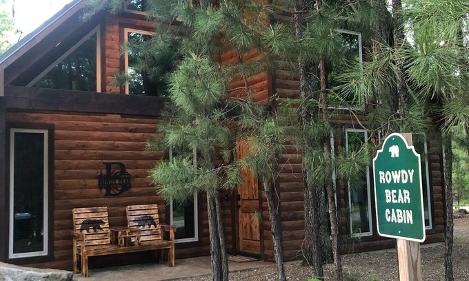 Broken Bow Cabin | Rowdy Bear Cabin-Fort Play Set-Fishing Pond-Foosball-XBox-Gas Grill-Hottub