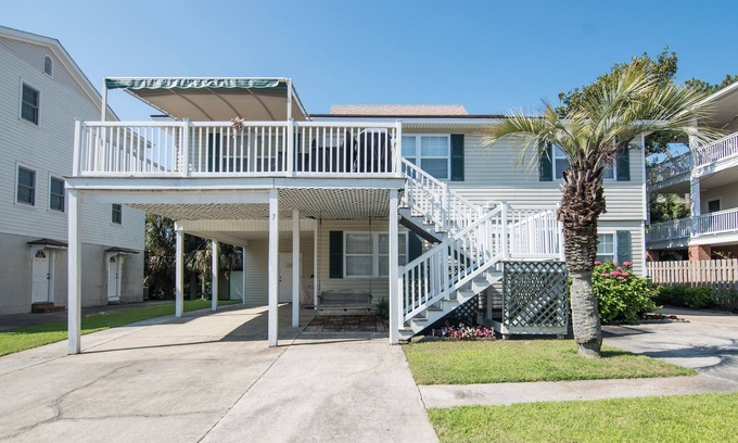 Savannah Beach House | Rowland's Retreat on 12th Street UPSTAIRS LEVEL 2 Minute Walk to Beach!