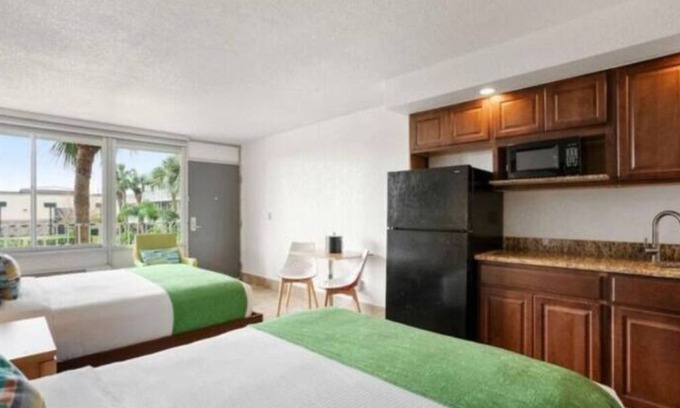 Historic Downtown Kissimmee Hotel | Royal 6 Wonderful Apart/Hotel with pool