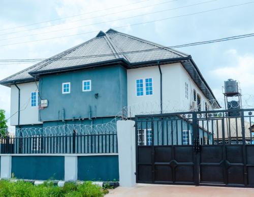 Benin City Apartment | Royal Guests Holiday Lets - A Modern 2-Bedroom Apartment with balcony, 24H CCTV, perfect for families, business or leisure