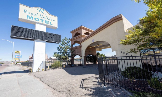 Allison Hotel | Royal Holiday Motel By Belvilla Gallup I-40