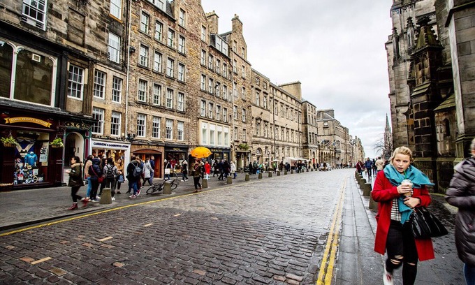 Old Town Apartment | Royal Mile, 357 High Street, Old Town. City Centre. Parking.