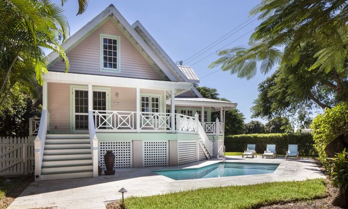 Old Naples House | Royal Palm Cottage - Walk to Beach and Fifth Ave
