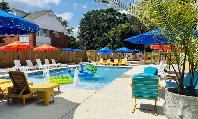 Hannon Park House | Royal Suite! 2Ba/1Ba/HUGE Balcony & Living Room.