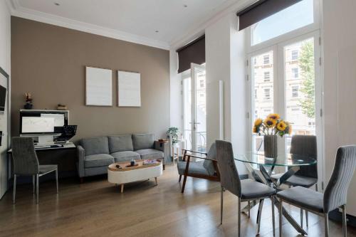 Queen's Gate Apartment | Royal Vibes in Kensington