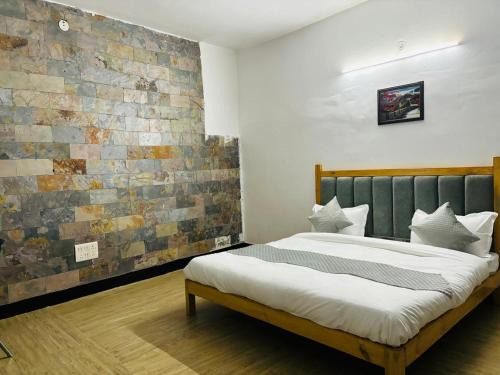 Sainik Farm Bed & Breakfast | Royal Villa in Ghitorni
