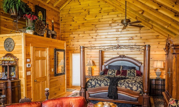 Davis House | ✧Royale Cabin- KING bed, hot tub, NO CLEANING FEE