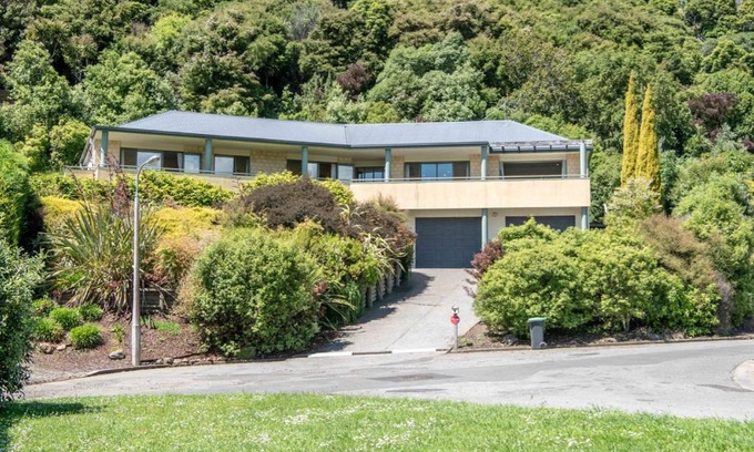 Akaroa House | Rue Noyer Lookout - Akaroa Holiday Home