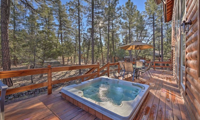 Pinetop-Lakeside Cabin | Rugged Cabin w/Hot Tub & Deck 2 MI to lake!
