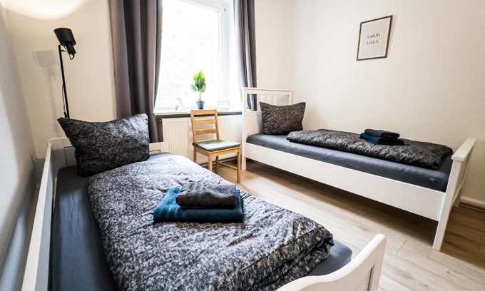 Abtnaundorf Apartment | Ruhige 2 Schlafzimmer Wohnung: 5 Einzelbetten + Küche, modernes Bad, TV, Waschmaschine