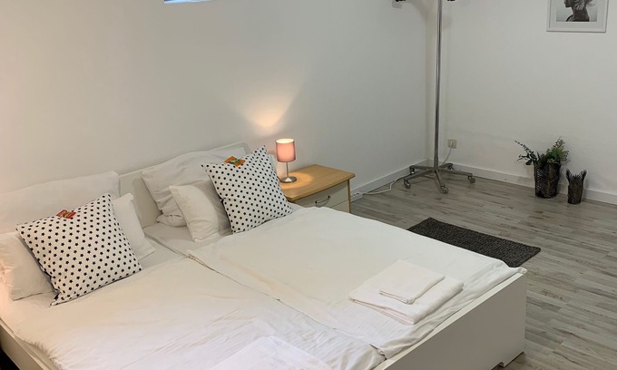 Langenfeld Apartment | Ruhiges & Geräumiges Doppelzimmer in Top Lage mit Parkplatz