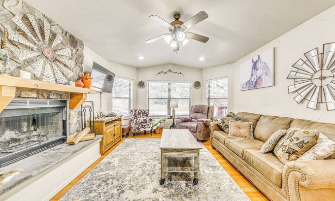 Ruidoso Cabin | Ruidoso Cabin Rental w/Hot Tub: Near Midtown!