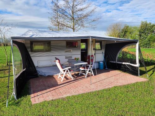 Lichtenvoorde Resort | Ruime caravan op gezellige minicamping